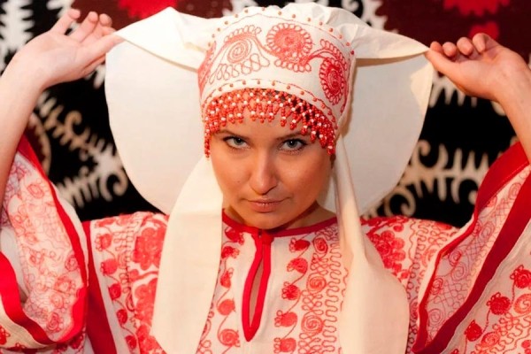 Роскошный головной убор сорока в истории и современной моде