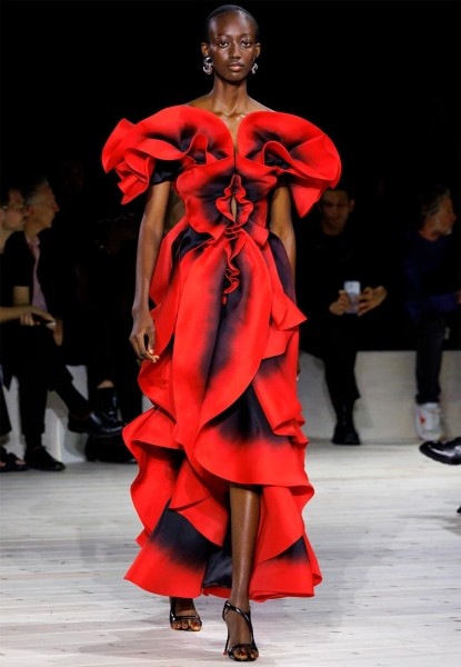 Модная женская одежда 2024 года от Alexander McQueen Модная женская одежда 2024 года от Alexander McQueen