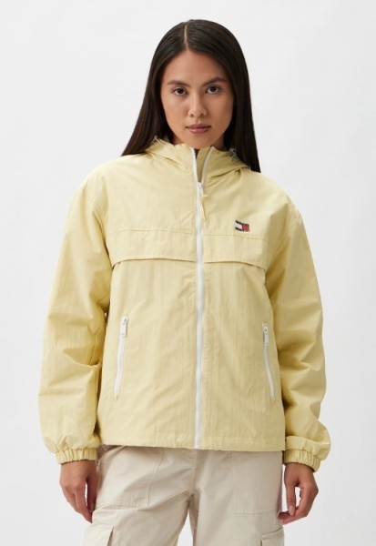 Топ-10 трендовых женских ветровок на весну-2025: подборка актуальных стилей