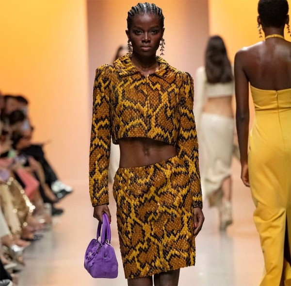 Коричневые оттенки одежды в тренде: женская мода 2025